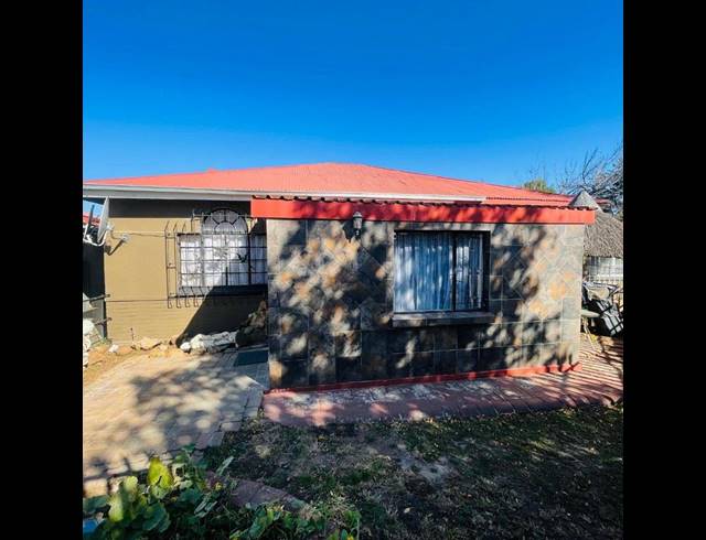 8 BEDROOM HOUSE FOR SALE IN BOKSBURG SOUTH